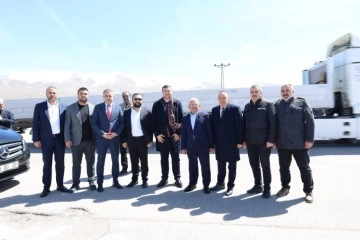 Cumhur İttifakı Pınarbaşı Belediye Başkan Adayı Menduh Uzunluoğlu Halkı Selamladı