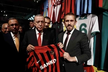Cumhurbaşkanı Erdoğan’a Gaziantep FK forması
