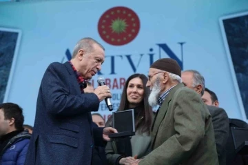 Cumhurbaşkanı Erdoğan Binali dedeye doğalgaz sözünü tuttu

