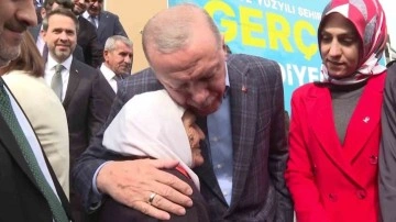 Cumhurbaşkanı Erdoğan Diyarbakır'da Yaşlı Teyzeyle Sohbet Etti
