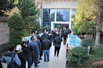 Cumhurbaşkanı Erdoğan’ın müjdesinin ardından vatandaşlar gözlerini SGK önünde açtı
