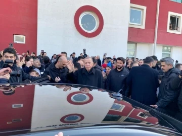 Cumhurbaşkanı Erdoğan Osmaniye’de çadır kenti ziyaret etti
