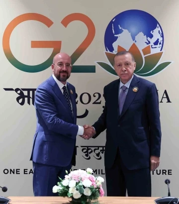 Cumhurbaşkanı Recep Tayyip Erdoğan, G20 Liderler Zirvesi kapsamında Avrupa Birliği Konseyi Başkanı Charles Michel ile bir araya geldi.

