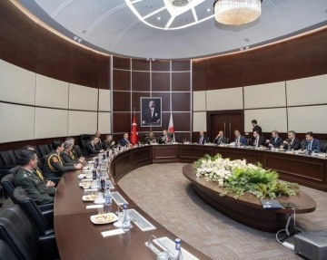 Cumhurbaşkanı ve Azerbaycan Savunma Bakanı Savunma Sanayii İş Birliğini Görüştü