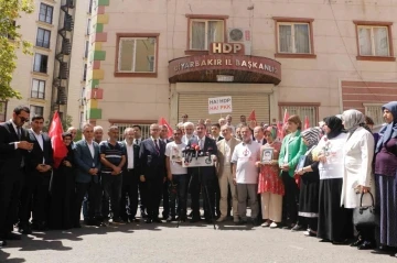 Cumhurbaşkanı Yardımcısı Cevdet Yılmaz, Diyarbakır anneleriyle bir araya geldi
