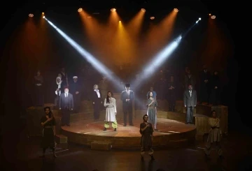 “Cumhuriyet’e doğru” tiyatro oyunu, Atatürk Üniversitesi ev sahipliğinde sahnelendi
