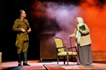 ‘Cumhuriyete Doğru’ tiyatro oyununa İzmir’de büyük ilgi
