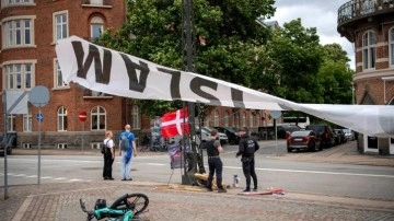 Danimarka'da Kur'an-ı Kerim'in yakılmasını engellemek isteyen kadına polis izin verme