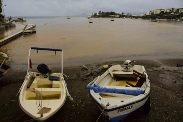 Datça’da deniz 15 dakikada çamurla kaplandı
