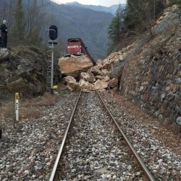 Demir yoluna düşen kayalar yük trenini raydan çıkardı
