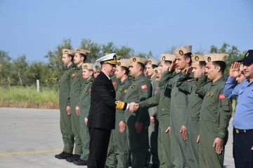 Deniz Kuvvetleri Komutanı Oramiral Ercüment Tatlıoğlu, görevi başında bulunan personelle bayramlaştı
