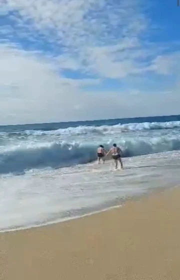 Denize giren turistlerin boğulma tehlikesi geçirdiği anlar kamerada
