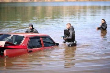 Denizli'de Gençlerin Otomobili Eşen Gölü'ne Düştü!