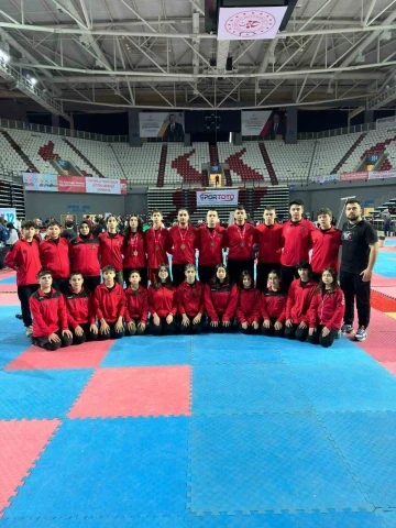 Denizlili Kick Boks takımı 2 Türkiye şampiyonluğu aldı
