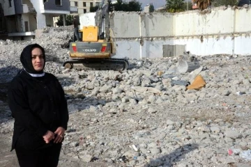 Depremde 44 kişiye mezar olan sitede, perde betonun bir kısmında briket kullanıldığı iddiası