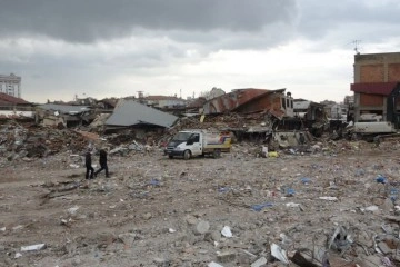 Depremde enkaza dönenen tarihi çarşının esnafı ‘geçmiş günlerini’ arıyor