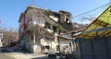 Depremde evleri yıkılan vatandaşlar yaşadıklarını anlattı: "Evler patır patır döküldü"