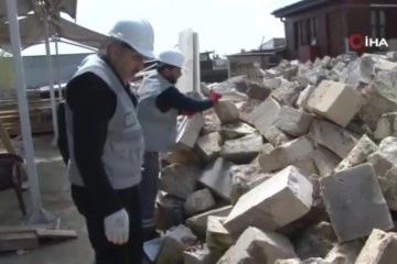 Depremde hasar gören tarihi yapıların kitabeleri molozlardan ayrıştırılarak belgeleniyor