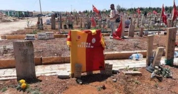 Depremde hayatını kaybeden fanatik Galatasaraylıların mezar taşına forma asıldı