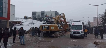 Depremde Kahramanmaraş’ta birçok bina yıkıldı, kurtarma çalışmaları sürüyor

