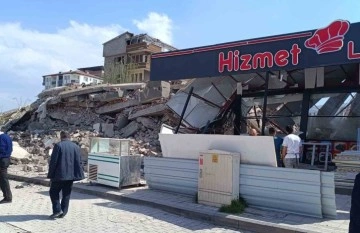 Depremde Kontrollü Yıkım Sırasında Lokanta Zarar Gördü