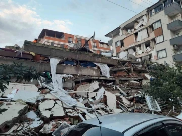 Depremde yıkılan apartmandan 3 çocuk sağ kurtarıldı
