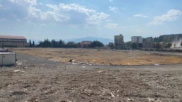 Depremden önce futbol sahası, şimdi ise boş bir arazi
