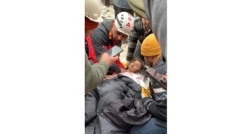 Depremin 106’ncı saatinde 2 kız çocuğu ve anne enkazdan sağ çıkarıldı