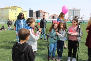 Depremzede çocuklar şenlikte bir araya gelerek Nevruz'u kutladı