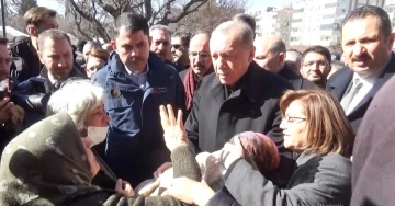 Depremzede kadın Cumhurbaşkanı Erdoğan’a sarılarak ağladı
