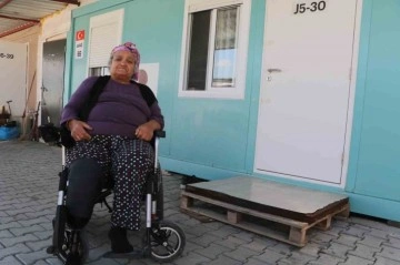 Depremzede Kadın Protez Bacakla Hayata Tutunuyor