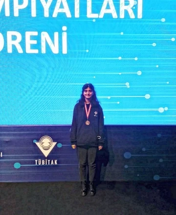 Depremzede liseli Duru, Kızlar Bilgisayar Olimpiyatında Avrupa Şampiyonu oldu
