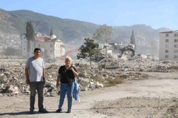 Depremzedeler 9 aydır haber alamadıkları yakınlarını umutla bekliyor
