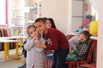 Depremzedelerin yaralarını Eskişehir Öğretmen Evi’nde sarıyor
