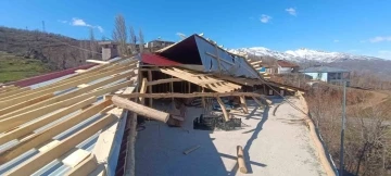 Derecik’te etkili olan fırtına ev ve ahırın çatısını uçurdu
