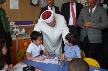 Diyanet İşleri Başkanı Erbaş, Fransa’da 4-6 yaş Kur’an kursu ve hafızlık öğrencilerini ziyaret etti

