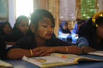 Diyanet Vakfı’nın Bangladeş’te inşa ettiği okullarda bin 250 çocuk eğitim görüyor
