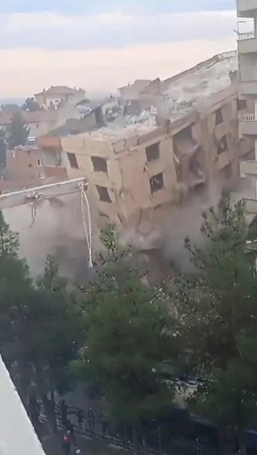 Diyarbakır’da ağır hasarlı bina yıkım esnasında çöktü

