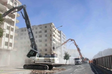 Diyarbakır’da ağır hasarlı binalar bir bir yıkılıyor

