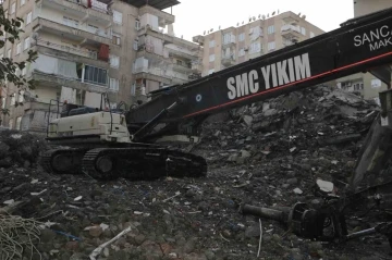 Diyarbakır’da ağır hasarlı binaların çoğu yıkıldı

