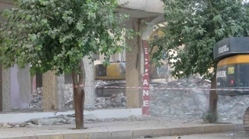 Diyarbakır’da bina yıkım sırasında çöktü: Parktakiler neye uğradığına şaşırdı
