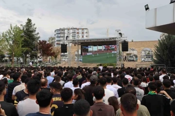 Diyarbakır’da binlerce taraftar dev ekranda maç keyfi yaptı
