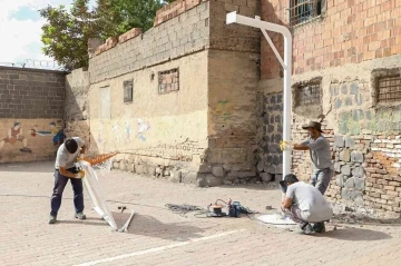 Diyarbakır’da çocukların fiziksel gelişimine katkı için okullara 400 pota inşa ediliyor
