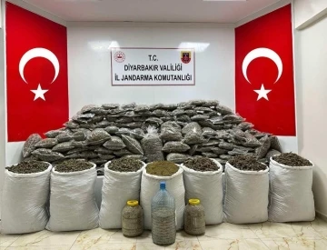 Diyarbakır’da EYP ve teröristlere ait yaşam malzemeleri ele geçirildi
