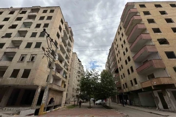 Diyarbakır’da hasarlı binalar yıkılmayı bekliyor
