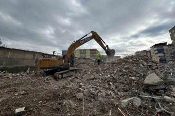 Diyarbakır’da hasarlı binaların yıkımı sürüyor
