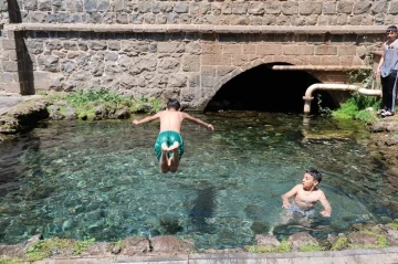 Diyarbakır’da hava sıcaklığının birden yükselmesiyle çocuklar süs havuzuna girdi
