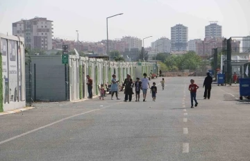 Diyarbakır’da konteyner kentte kalan 540 öğrenci servislerle okullarına götürülüyor
