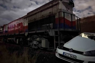 Diyarbakır’da lokomotif otomobile çarptı: 2’si ağır 5 yaralı
