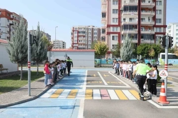 Diyarbakır’da minik öğrencilere uygulamalı trafik eğitimi verildi
